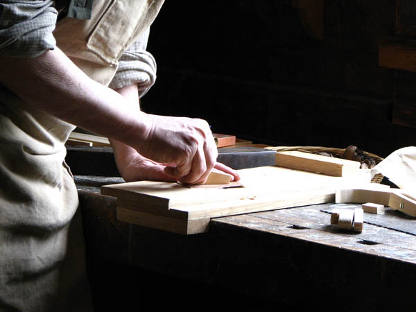 Ofrecemos un servicio de <strong>carpintería  de madera y ebanistería en Segura de Toro</strong> adaptado a las necesidades del <strong>cliente</strong>.